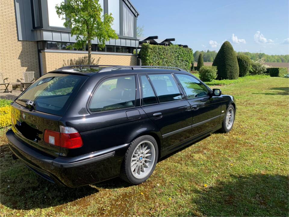 Image 20/22 of BMW 540i Touring (2002)