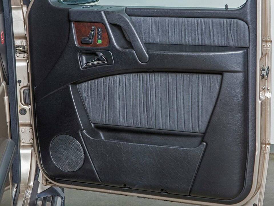 Image 14/20 of Mercedes-Benz G 500 (LWB) (2004)