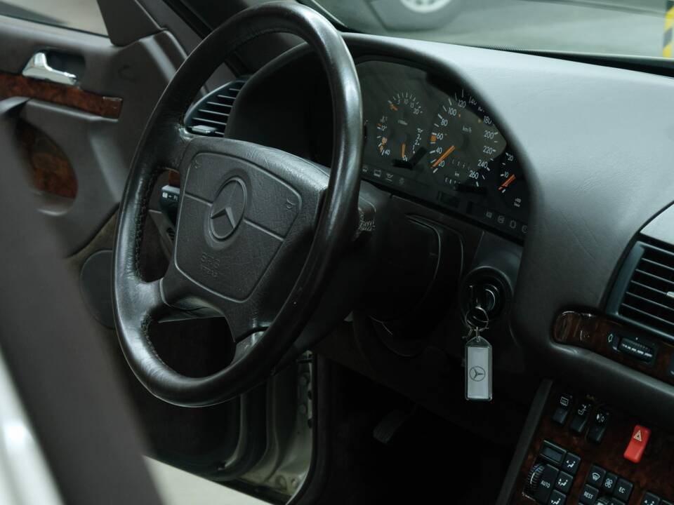 Bild 35/50 von Mercedes-Benz 300 SE (1992)