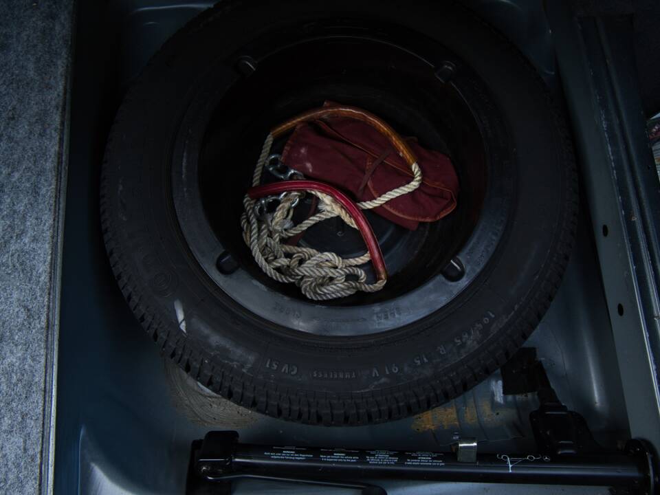 Image 22/63 of Mercedes-Benz 220 E (1993)