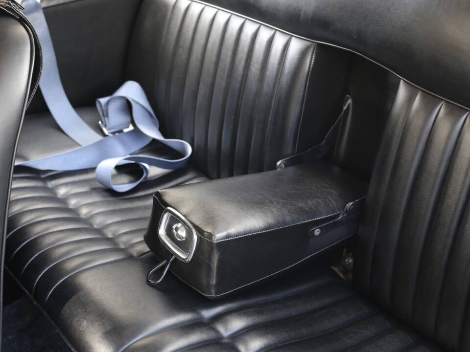 Image 24/56 of Peugeot 404 Coupé (1968)