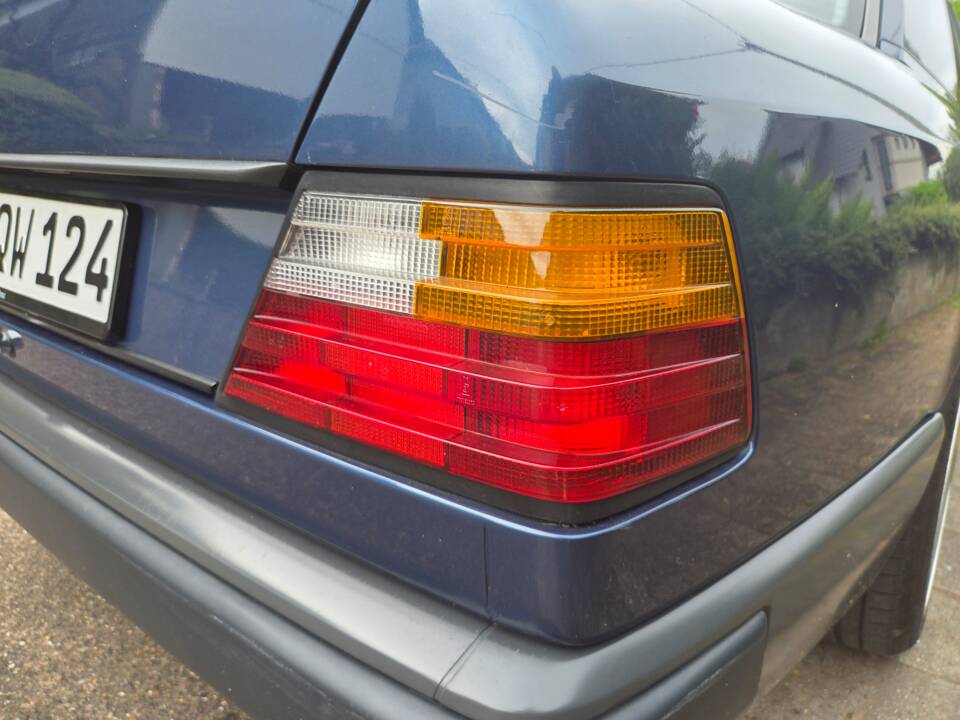 Afbeelding 25/54 van Mercedes-Benz 200 E (1992)