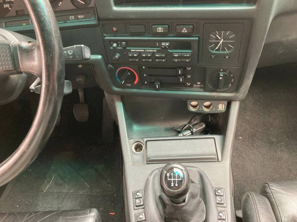 Image 16/34 de BMW 325i (1987)