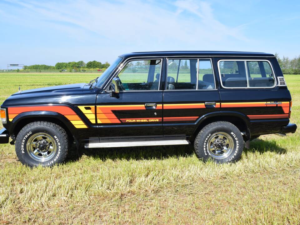 Image 2/17 of Toyota Land Cruiser FJ 62 (1987)