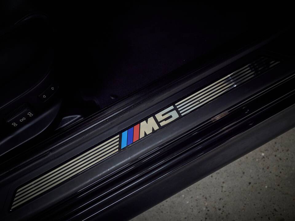 Image 46/99 of BMW M5 (2000)