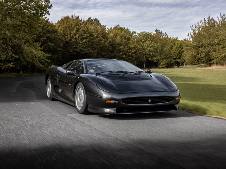 Image 52/60 of Jaguar XJ 220 (1992)