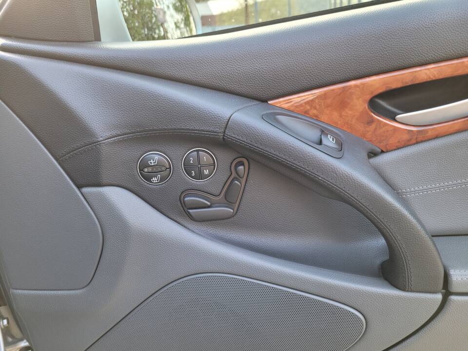 Bild 70/97 von Mercedes-Benz SL 500 (2004)