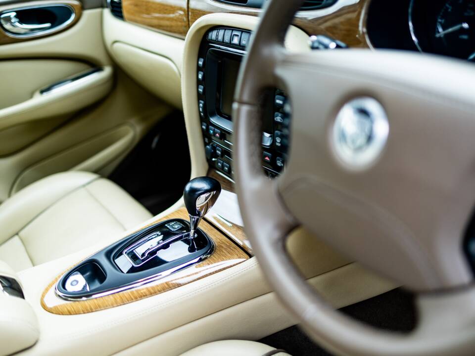 Image 9/50 of Jaguar XJ 3.0 (2009)