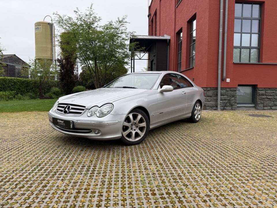 Image 1/27 of Mercedes-Benz CLK 320 (2002)