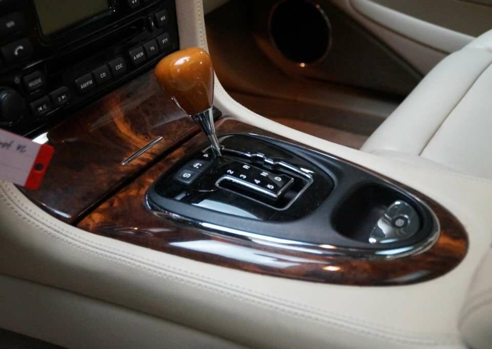 Image 9/50 of Jaguar XJ 8 4.2 (2004)