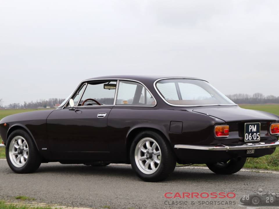 Image 14/40 of Alfa Romeo Giulia GT 1300 Junior (1972)