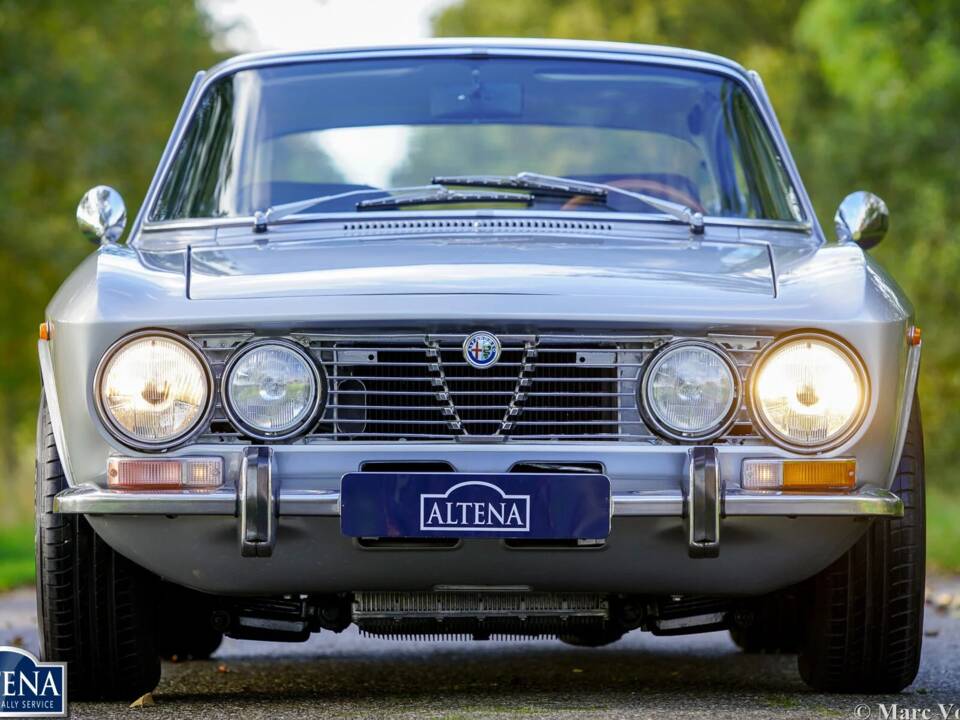 Bild 2/62 von Alfa Romeo 2000 GT Veloce (1974)