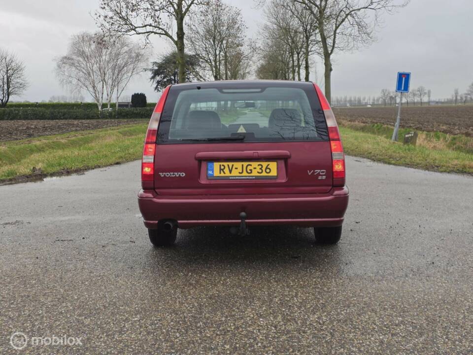 Bild 10/37 von Volvo V 70 2.5 (1997)