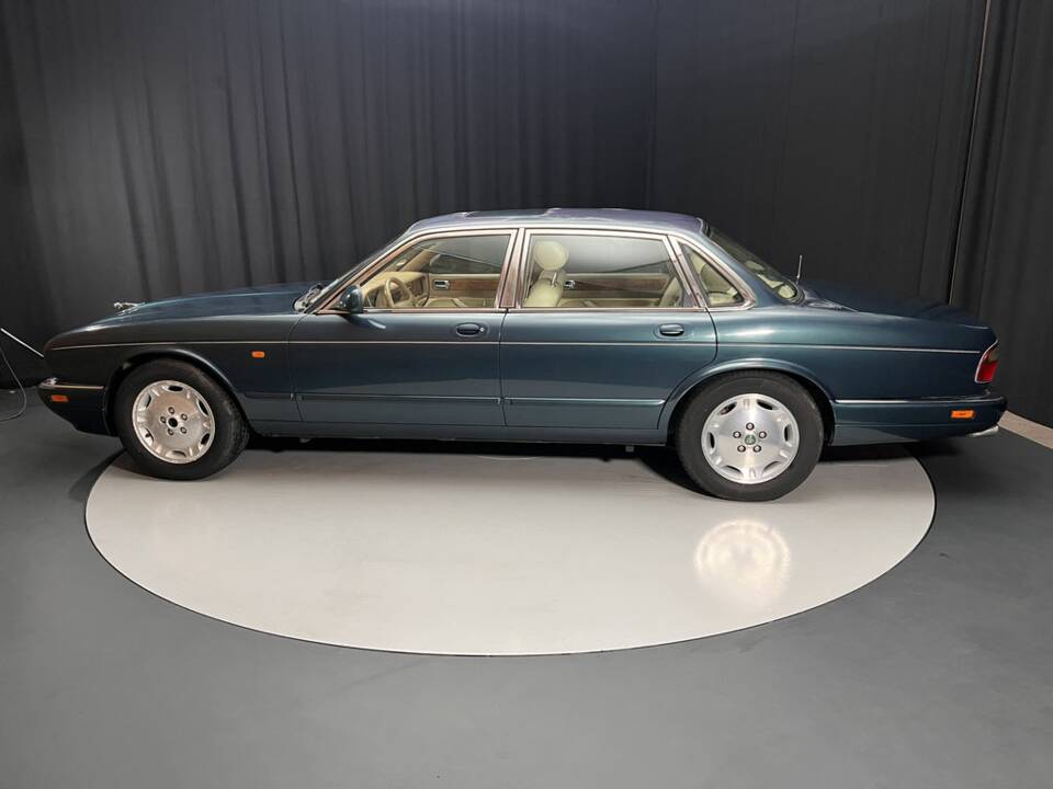 Image 5/8 de Jaguar XJ6 3.2 (1995)