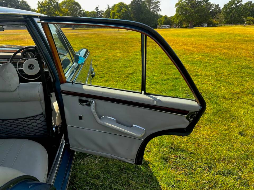 Image 30/57 de Mercedes-Benz 280 SE 3,5 (1972)