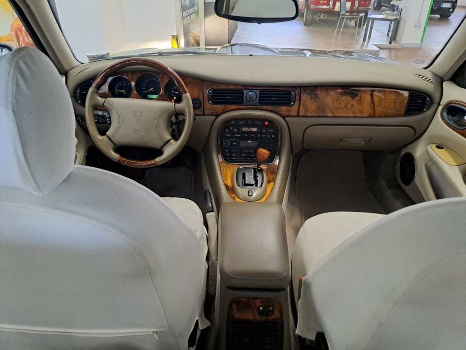 Bild 13/50 von Jaguar XJ 8 Executive (1998)