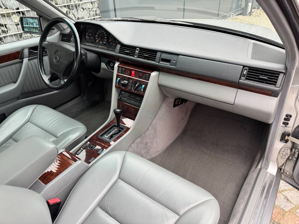 Imagen 68/100 de Mercedes-Benz 300 CE (1992)