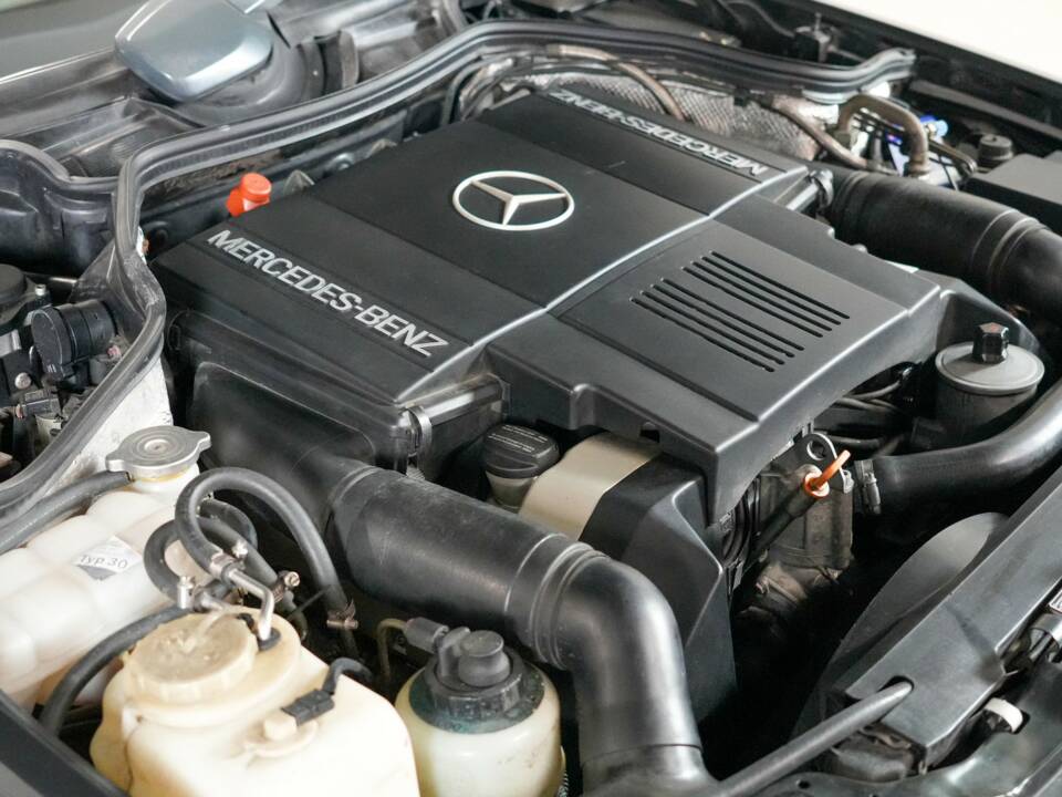 Image 10/32 of Mercedes-Benz 500 E (1992)