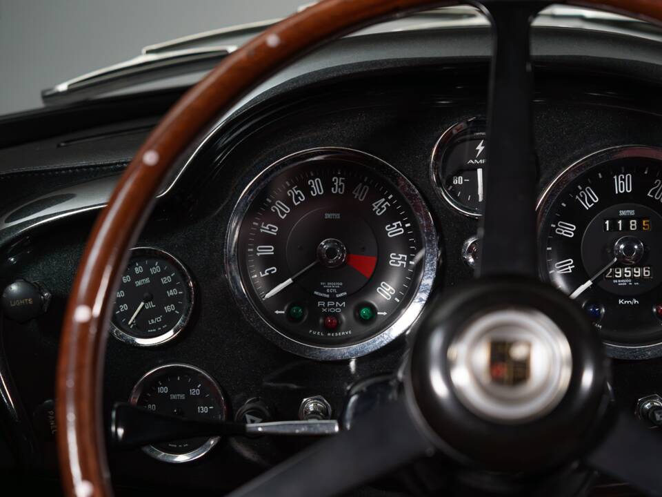Bild 28/36 von Aston Martin DB 6 Vantage (1966)