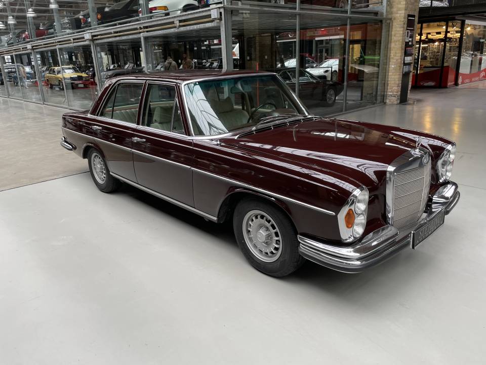 Image 8/50 of Mercedes-Benz 280 SE 4,5 (1972)