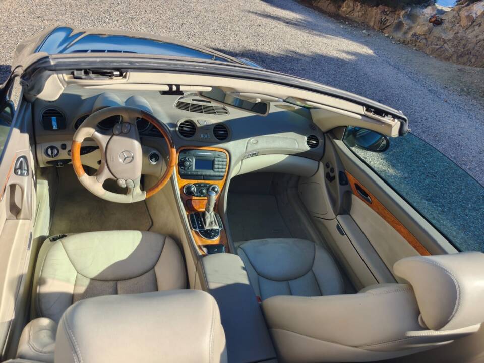Immagine 11/11 di Mercedes-Benz SL 500 (2002)