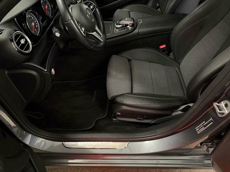 Image 16/32 of Mercedes-Benz E 200 d (2020)