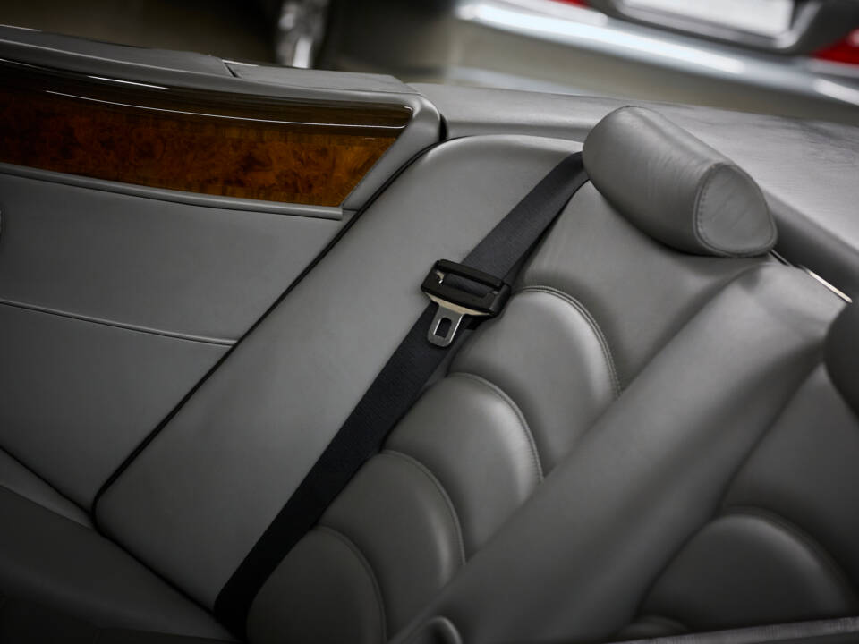 Image 51/77 of Bentley Azure (2001)