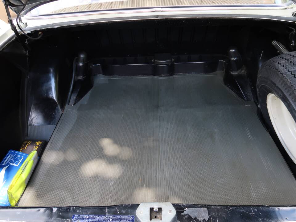 Image 22/32 of Mercedes-Benz 200 D (1966)