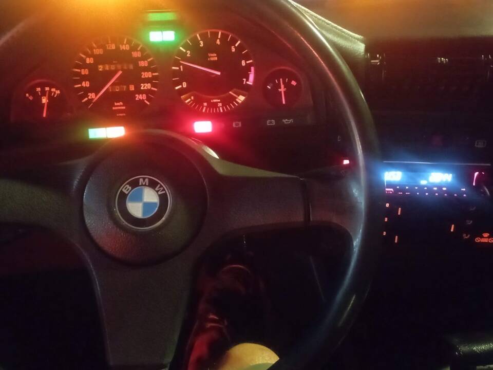 Image 18/51 of BMW 318i (1985)