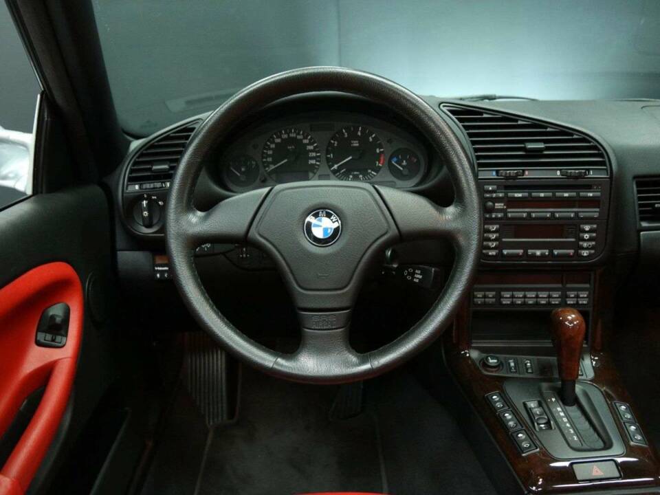Immagine 16/50 di BMW 328i (1997)