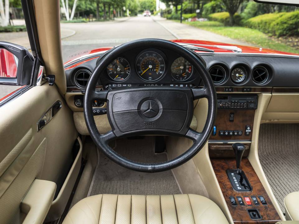 Image 17/34 of Mercedes-Benz 560 SL (1989)