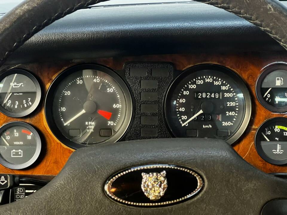 Image 17/22 of Jaguar XJ 12 (1988)