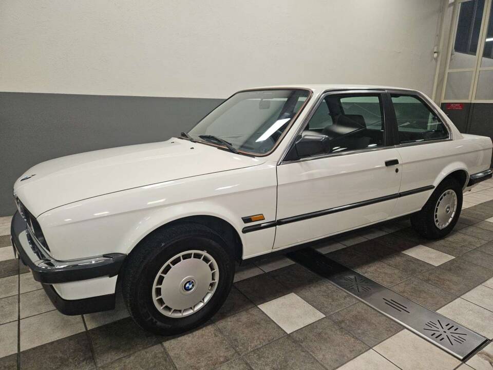 Image 3/12 of BMW 320i (1987)