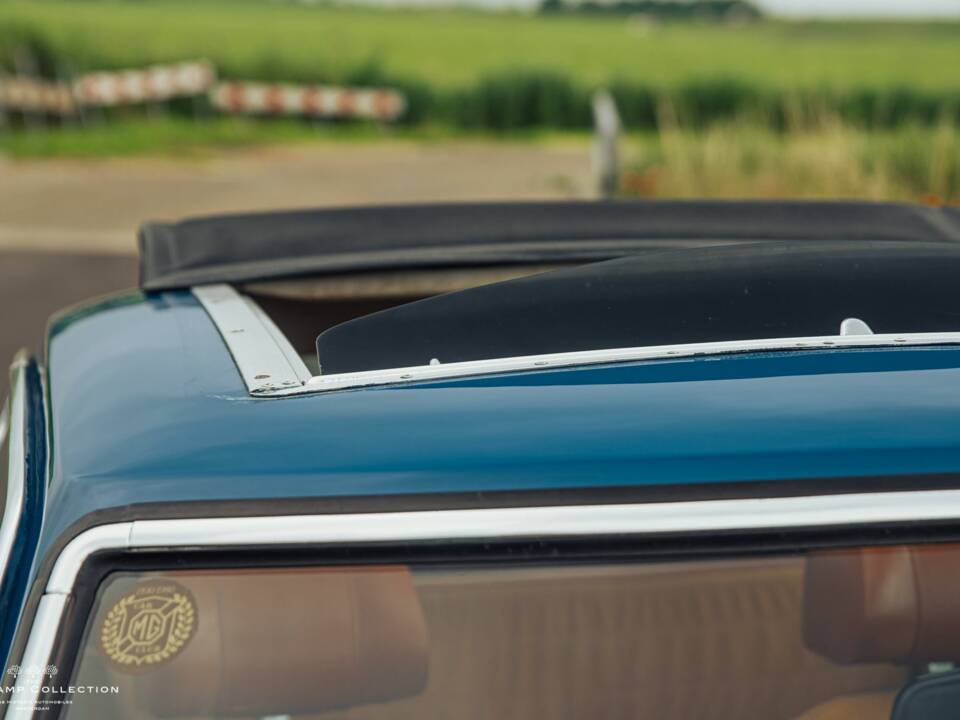 Image 27/40 of MG MGB GT V8 (1973)