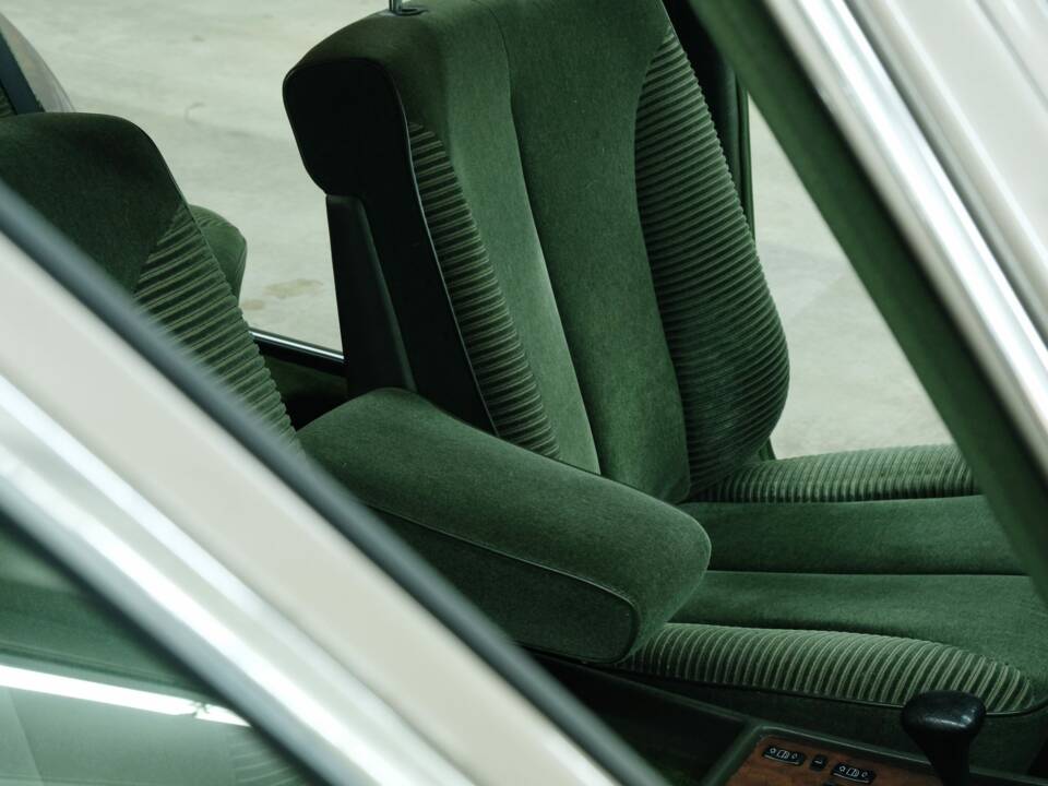 Bild 31/50 von Mercedes-Benz 300 SEL (1986)