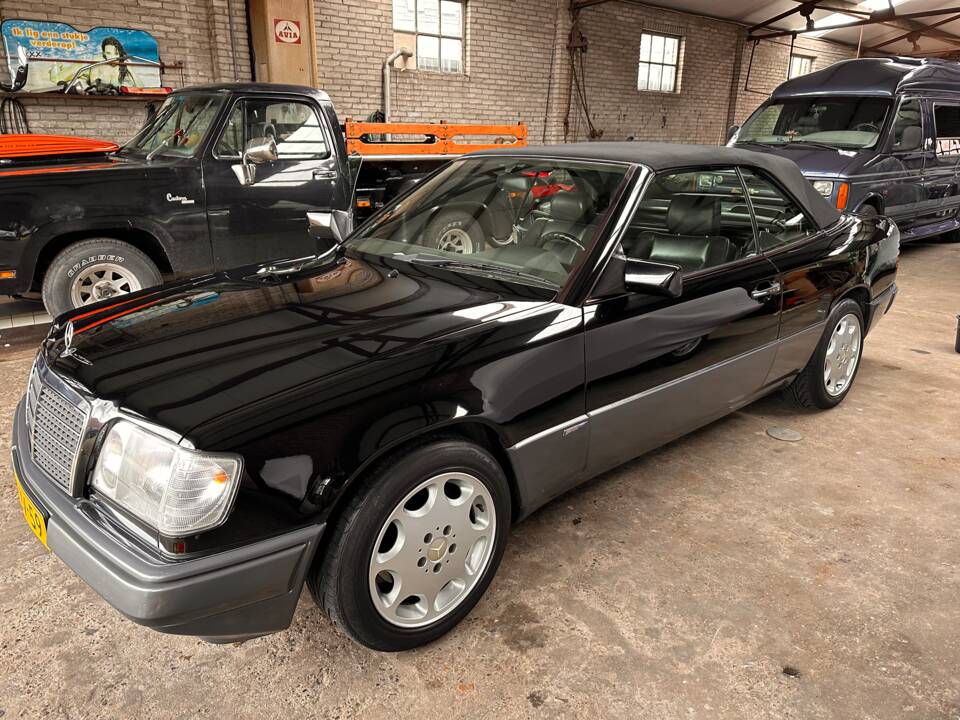 Image 5/19 de Mercedes-Benz 300 CE-24 (1992)