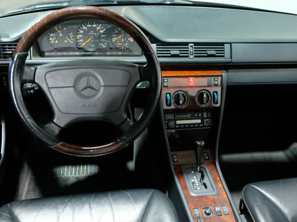 Immagine 16/20 di Mercedes-Benz E 220 (1996)