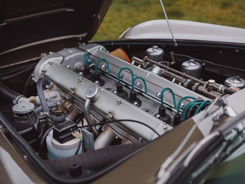 Image 38/99 of Aston Martin DB 6 Volante (1968)