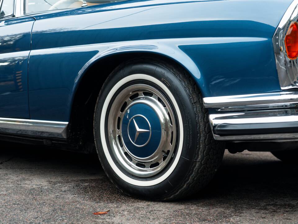 Image 49/57 de Mercedes-Benz 280 SE 3,5 (1971)