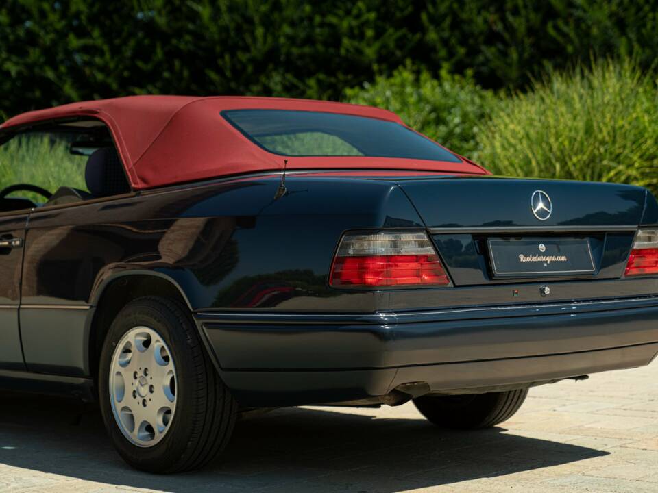 Image 33/50 de Mercedes-Benz 200 CE (1997)