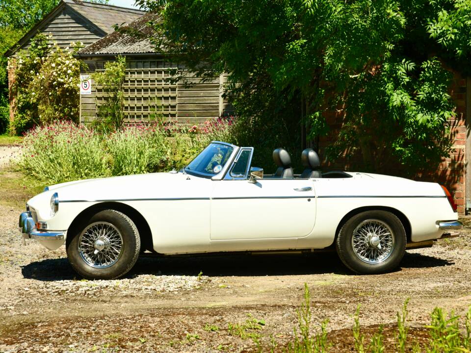 Image 2/6 of MG MGB (1963)