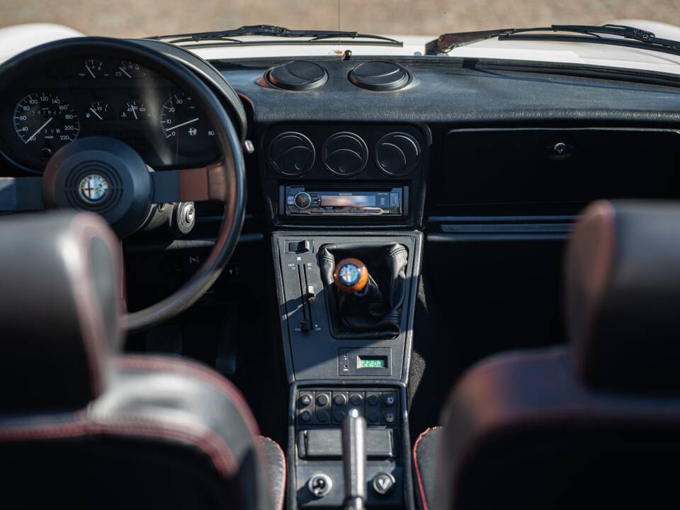 Image 32/40 of Alfa Romeo 2.0 Spider (1987)