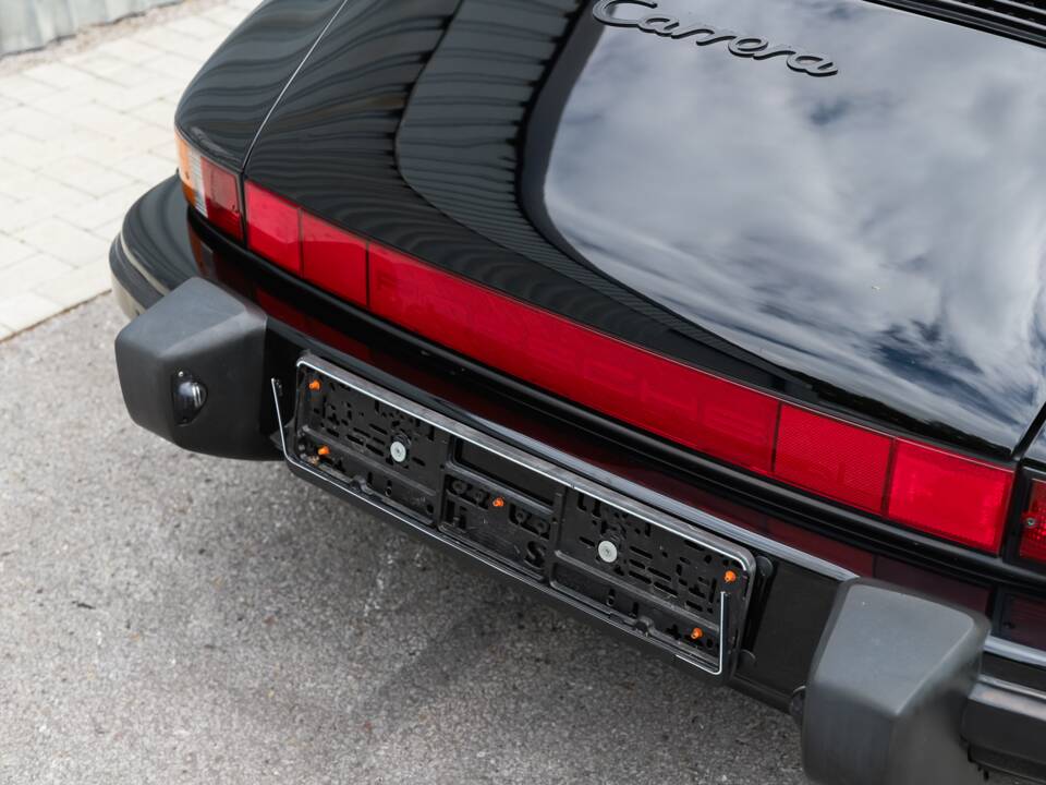 Image 26/108 de Porsche 911 Carrera 3.2 (1989)