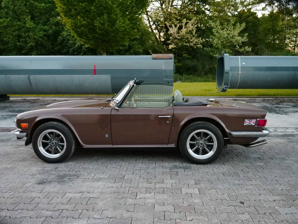 Image 3/6 of Triumph TR 6 (1975)