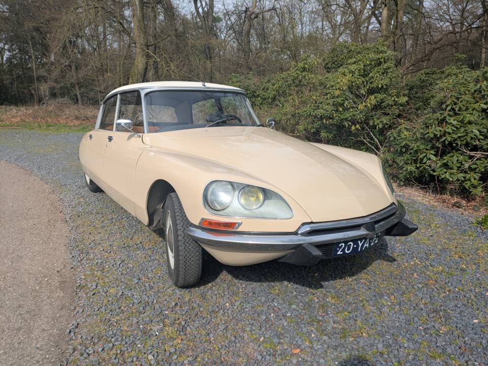 Image 2/31 of Citroën D Spécial (1974)