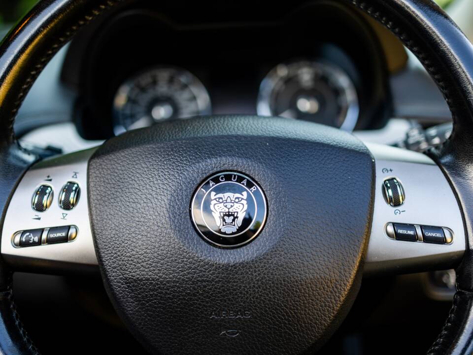 Image 40/50 de Jaguar XKR (2007)