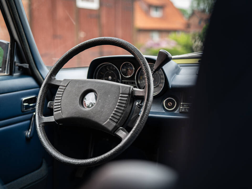 Image 27/63 of Mercedes-Benz 230&#x2F;6 (1974)