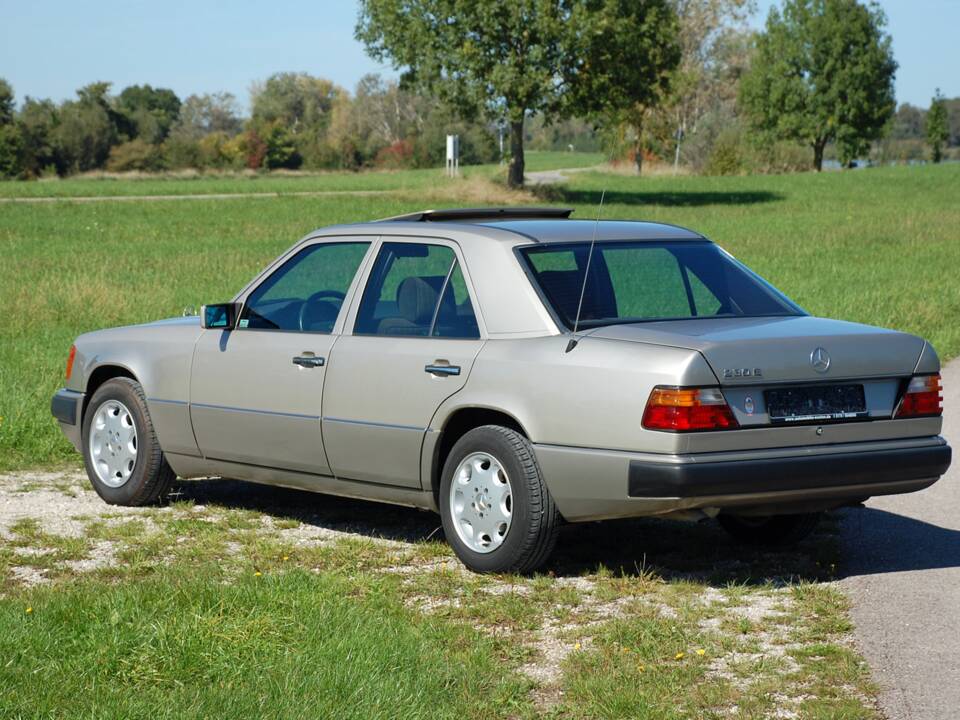 Image 10/34 of Mercedes-Benz 230 E (1992)