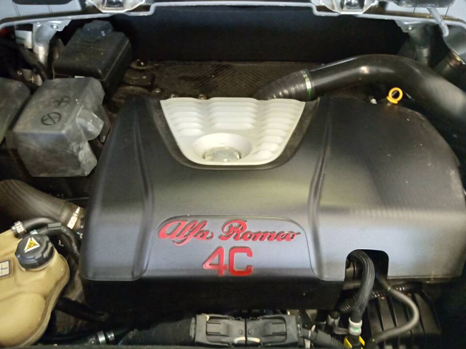 Image 12/13 of Alfa Romeo 4C (2014)