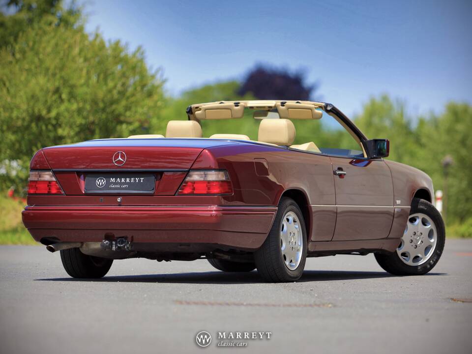 Bild 22/79 von Mercedes-Benz E 220 (1996)